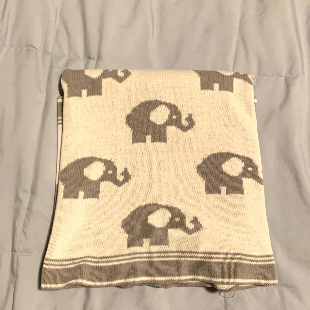 Nicole Miller NWOT baby blanket sweater knit in excellent condition.